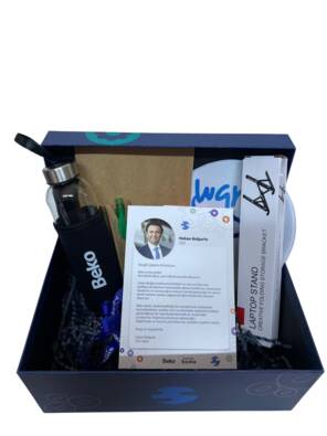 HOŞ GELDİN SETİ / DEFTER, KALEM, KULAKLIK, MOUSEPAD, MATARA, LAPTOP YÜKSELTİCİ, BOYUN ASKI İPİ