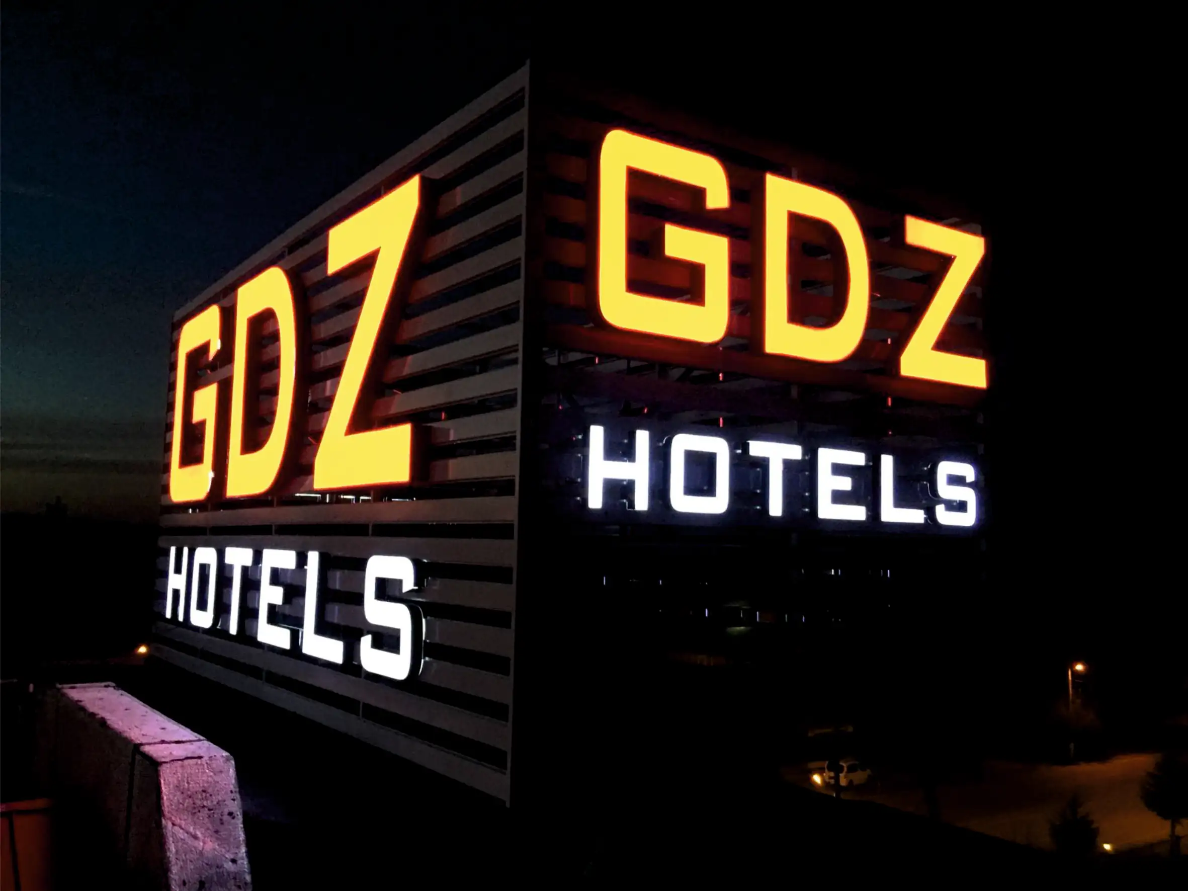 Hotel Çatı Tabelası