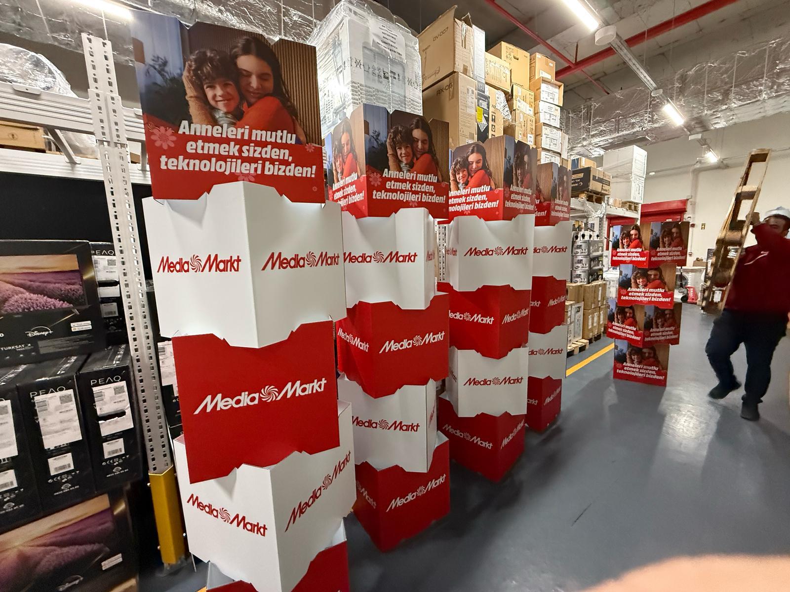 Tekerlekli Metal Sepetli Askılı Teşhir Standı