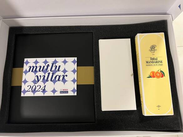 YENİ YIL HEDİYE SETİ (SCRİKSS SETİ, BAMBU WİRELESS ŞARJ CİHAZI, REBUL KOLONYAĞI)